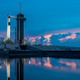 Dans cette photo fournie par SpaceX, la fusée SpaceX Falcon 9 avec le vaisseau spatial habité Crew Dragon se trouve sur la rampe de lancement 39A au Centre spatial Kennedy le 26 mai 2020 à Cap Canaveral, en Floride.